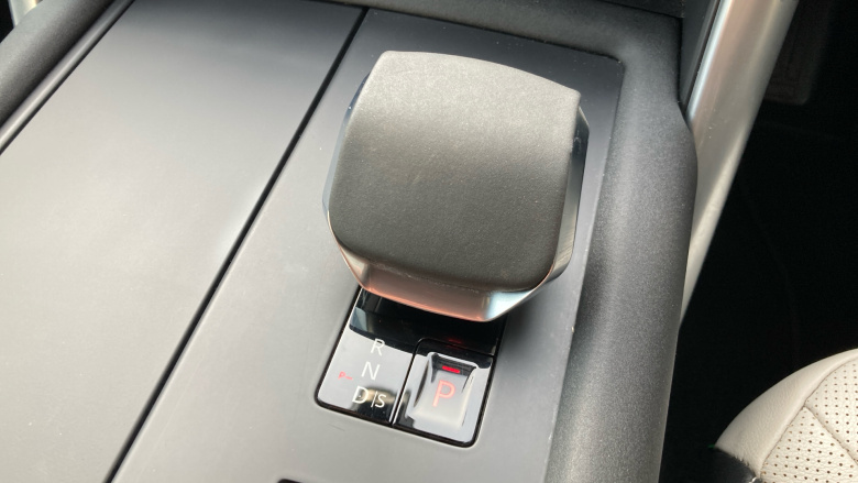 Land Rover Discovery 3.0 D300 Dynamic SE 5dr Auto Diesel Station Wagon